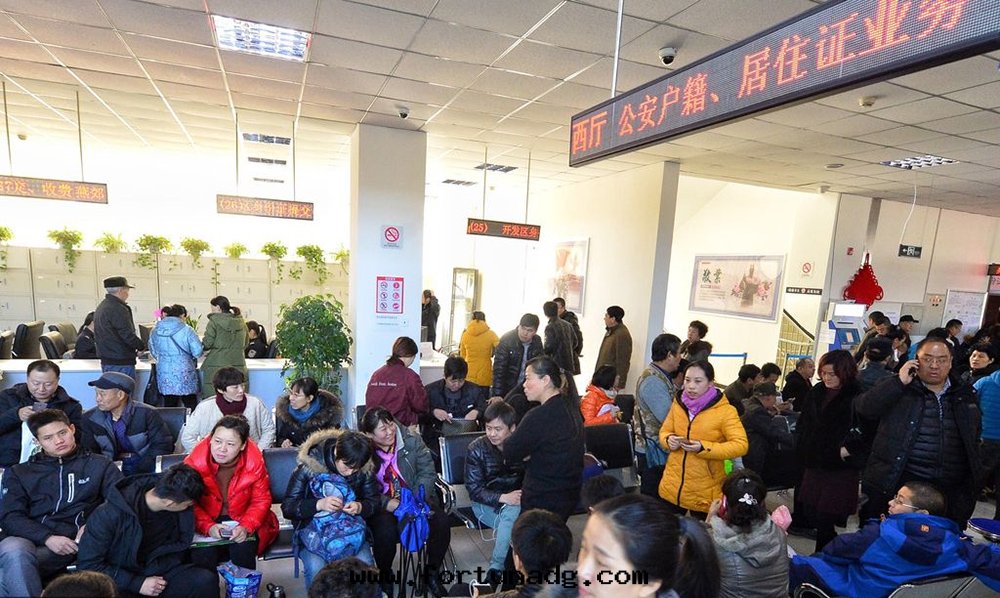 正(zhèng)在(zài)排队辦(bàn)業务的(de)市(shì)民(mín)