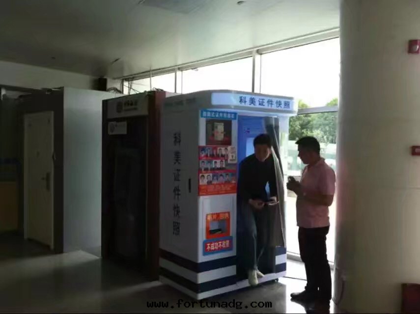 正(zhèng)在(zài)體(tǐ)验(yàn)自(zì)助拍照機(jī)的(de)市(shì)民(mín)